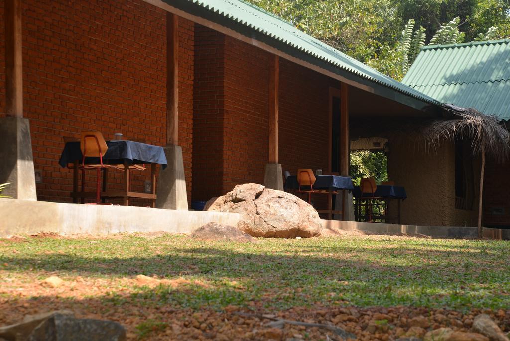 אונה ואטונה Jungle Beach Hostel מראה חיצוני תמונה